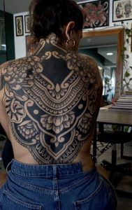 espalda entera tatuada mujer